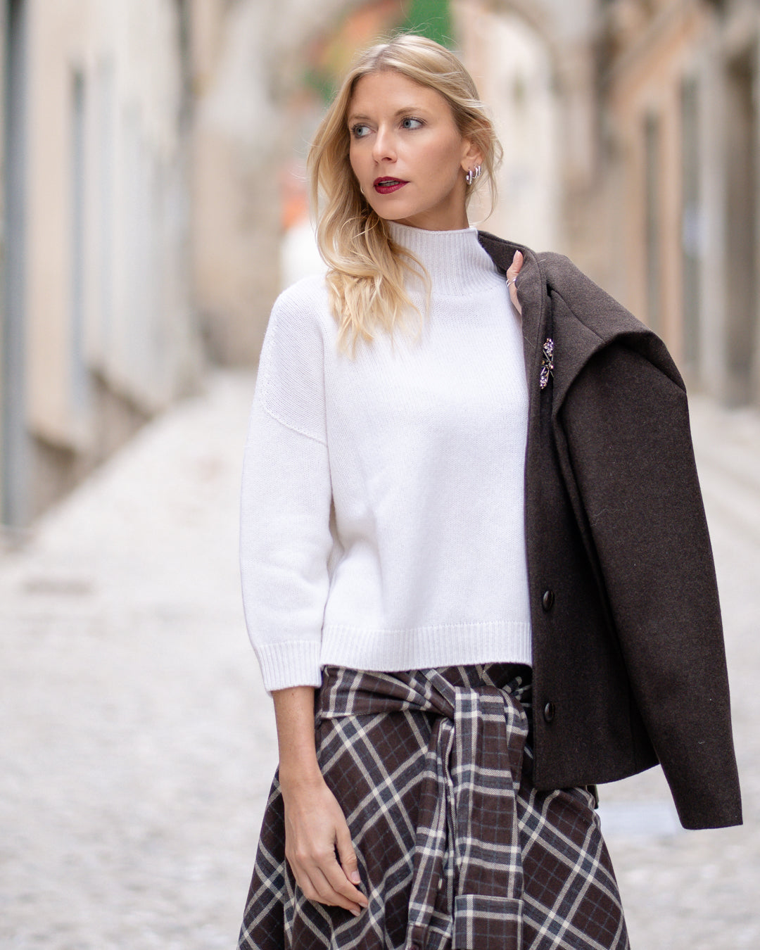 Maglia con collo a vulcano in puro cashmere finezza due fili