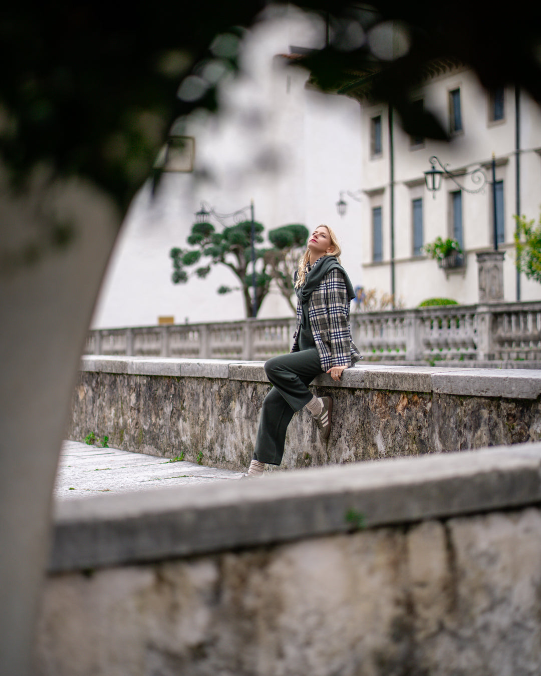Blazer  a quadri con spilla gioiello